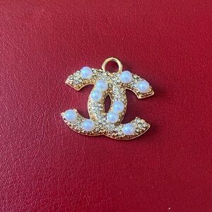 Gold pendant with White pearls